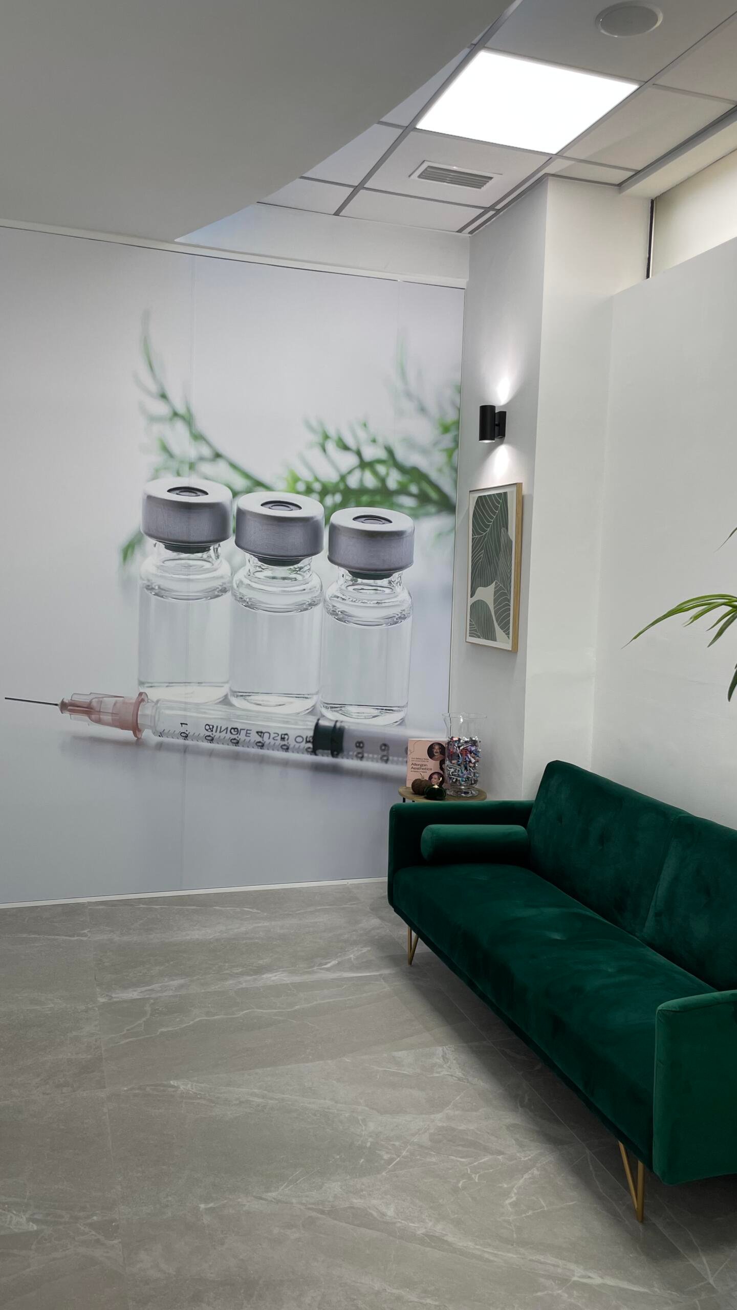 sofa de la entrada clinica estetica phiaderm